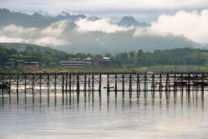 escénico famoso de madera Lun puente en sangkhlaburi foto