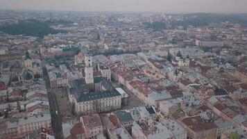 antenn stad lviv, ukraina. europeisk stad. populär områden av de stad. Dominikanska video