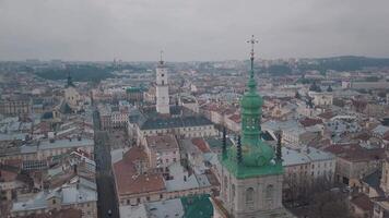 antenn stad lviv, ukraina. europeisk stad. populär områden av de stad. ratush video