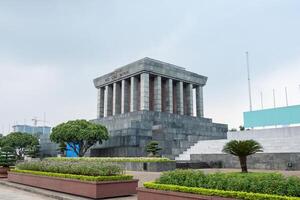 edificio de arquitectura mausoleo de ho chi minh lugar del líder revolucionario en el centro de la plaza ba dinh foto