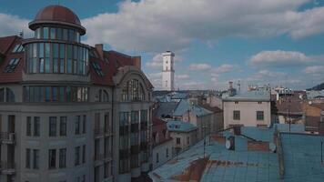 antenn stad lviv, ukraina. europeisk stad. populär områden av de stad. hustak video