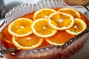 cóctel jugo receta con naranja rebanadas en a cena foto