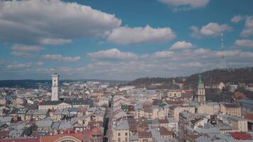 Antenne Stadt Lemberg, Ukraine. europäisch Stadt. Beliebt Bereiche von das Stadt. Dächer video