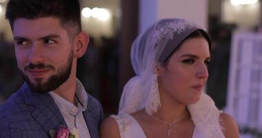 gelukkig bruiloft paar. lief bruidegom en bruid. bruid huilt in bruiloft sluier video