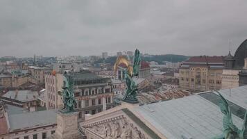 antenn stad lviv, ukraina. europeisk stad. populär områden av de stad. lviv opera video