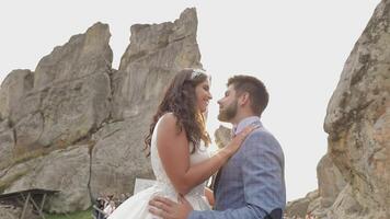 sposo con sposa vicino montagna colline. nozze coppia nel amore. raggi di sole video