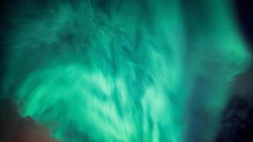 brillante y activo Aurora borealis o del Norte luces brillante en el noche cielo en ártico circulo foto