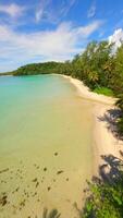 cinematico fpv fuco volo al di sopra di tropicale spiaggia su Paradiso isola nel Tailandia. video