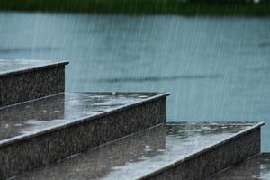 lluvia otoño en el escalera foto