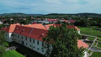 Antenne absteigend Aussicht von Chateau Rakoczi im borsa Slowakei video