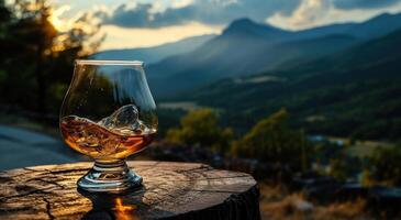 ai generado un vaso de escocés whisky sentado en un de madera mesa con algunos montañas en el antecedentes foto