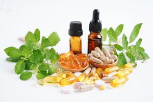 medicina alternativa cápsula orgánica a base de hierbas con vitamina e omega 3 aceite de pescado, mineral, medicamento con hojas de hierbas suplementos naturales para una vida sana y buena. foto