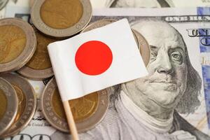 Japón bandera en monedas fondo, Finanzas y contabilidad, bancario concepto. foto