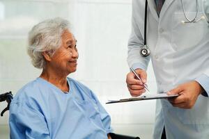 médico comprobación y Nota diagnóstico medicina en portapapeles de pacientes en hospital. foto