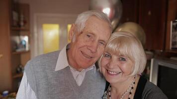 retrato de un contento abuelo y abuela quien sonriente mira a cámara video