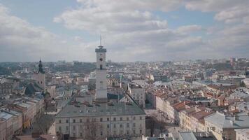 aereo città lviv, Ucraina. europeo città. popolare le zone di il città. tetti video