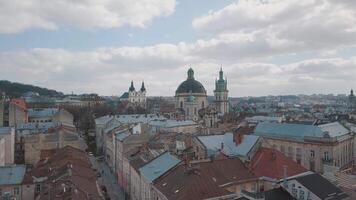 aéreo cidade lviv, Ucrânia. europeu cidade. popular áreas do a cidade. dominicano video