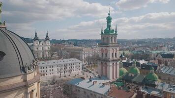 antenn stad lviv, ukraina. europeisk stad. populär områden av de stad. Dominikanska video