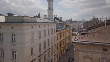 antenn stad lviv, ukraina. europeisk stad. populär områden av de stad. hustak video