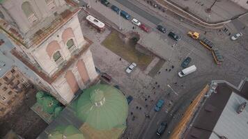 Antenne Stadt Lemberg, Ukraine. europäisch Stadt. Tourist Straßenbahn Fahrten Nieder Stadt Center video