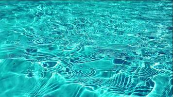 tranquille turquoise l'eau surface avec lumière motifs, adapté pour été ou relaxation thèmes video