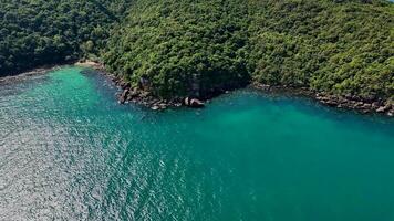 aéreo ver de un lozano tropical línea costera con Esmeralda aguas, ideal para viaje y fiesta conceptos video