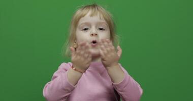 glücklich drei Jahre alt Kind. süß Mädchen lächelnd geben fliegend Küsse. Chroma Schlüssel video