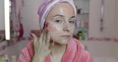 vrouw toepassen masker hydraterend huid room. huidsverzorging spa. gelaats masker video