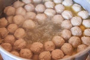 hirviendo bakso indonesio albóndiga en un pan foto