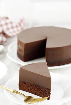 duende pastel en capas con chocolate pudín foto