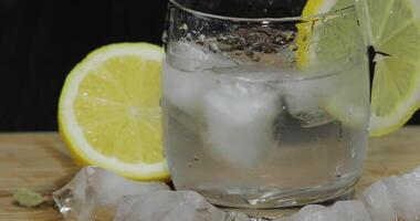 Add spices to the lemon cocktail and chop with a spoon video