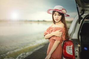 Moda retrato de hermosa mujer Clásico coche libertad y lujo durante la carretera viaje foto