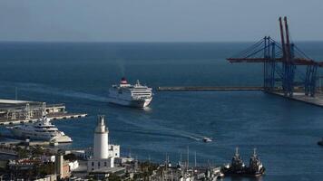 reis schip binnengaan de haven van Malaga Bij zonsondergang video