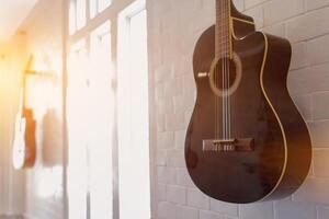 guitarras ese fueron mantenido en el música práctica habitación eso es un guitarra ese es previsto para músicos a práctica y aprender antes de ejecutando en orden a reducir el Error de jugando guitarra en escenario. foto