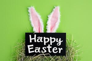 ai generado contento Pascua de Resurrección saludo tarjeta con blanco conejito orejas y huevos en verde antecedentes foto