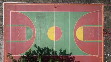 un aéreo ver revela un baloncesto Corte a un elemental colegio en Oeste Jacarta. foto