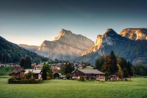 pacífico pueblo en colina con montaña rango entre francés Alpes a sexta fer un caballo, Francia foto