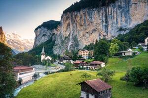 ver de lauterbrunnen Valle con rústico aldea, famoso Iglesia y Staubbach caídas durante final de verano a Suiza foto