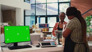 koper naderen uitchecken De volgende naar groene scherm Scherm in lokaal nul verspilling eco op te slaan, handelaar werken met geïsoleerd copyspace en mockup lay-out Aan computer. blanco Chroma sleutel indeling. statief schot. video