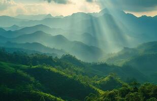 ai generado verde montañas y rayos de sol en iluminado por el sol día montaña foto