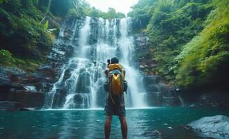 ai generado viaje viaje a Nicaragua con un chico tomando selfie con cascada y cascada foto