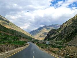 hermosa la carretera en montañas foto