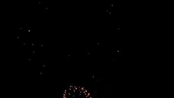 spettacolo di fuochi d'artificio colorati video