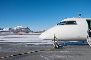 Doméstico avión repostaje petróleo con un combustible línea en estación foto