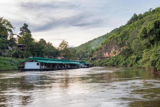 casa flotante en río kwai con antiguo de madera ferrocarril foto