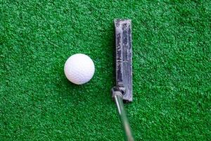 golfista preparando en formación golpe corto con golf pelota foto