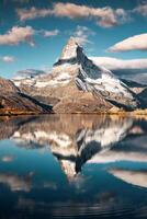 materia montaña reflejado en lago Stellisee en el Mañana a zermatt, Suiza foto