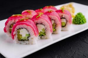 atún maki Sushi en blanco plato foto