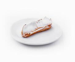 eclair con merengue en blanco plato foto