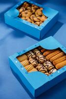 desmoronadizo galletas en azul cajas foto